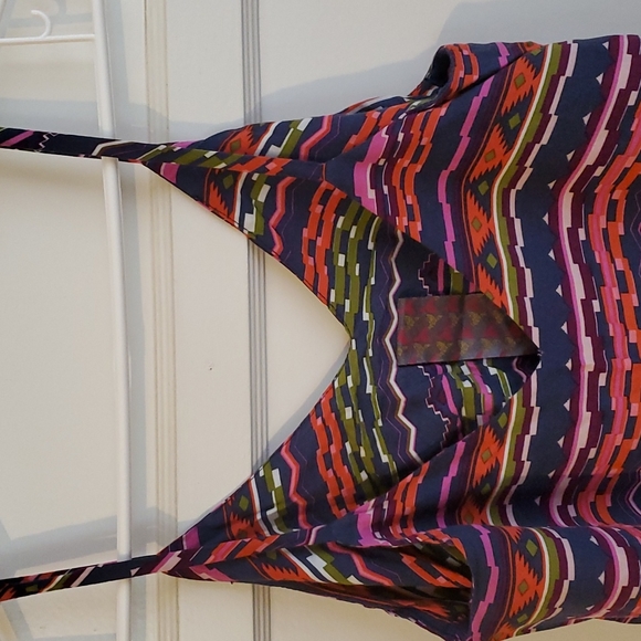 Cute tank top. - Picture 2 of 4